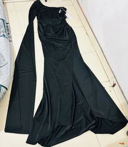 Elegant Black One-Shoulder Gown