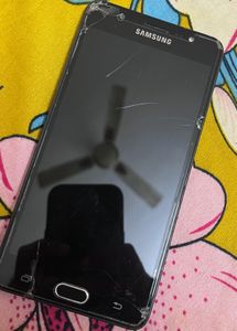 Samsung Galaxy - Cracked Screen