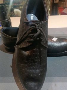 Black Leather Textured Lace-Up Dress Shoes