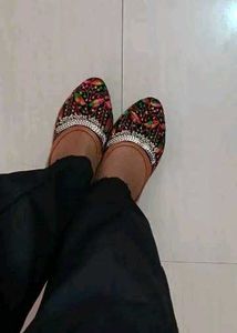 Embroidered Ethnic Juttis (AR)