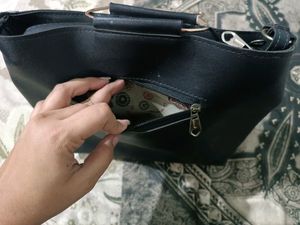 Black 🎀 Sling Bag 😊...