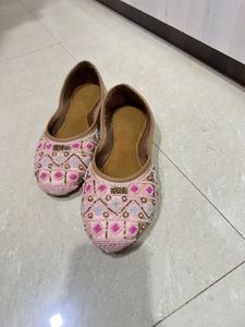 Baby Pink Juttis