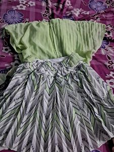 Girl&#39;s Green Dress Outfit