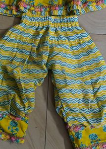 Girl&#39;s Yellow Printed Outfit