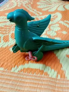 A Green 💚 Parrot 🦜