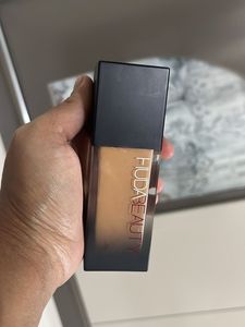 Huda Beauty Liquid Foundation - 320G Tres Leches
