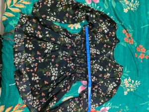casual floral print top with puff sleeve