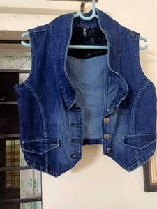 Women's Sleeveless Denim Jacket