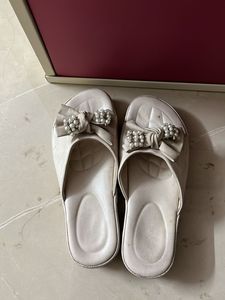 Elegant Bow Detail Slides size 5 number 38