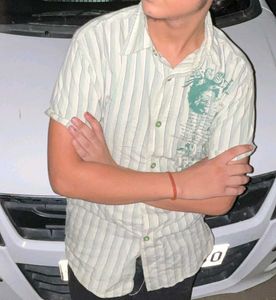 mai ek half tshirt bech raha hu