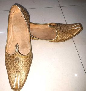 Gold Ethnic Punjabi Jutti