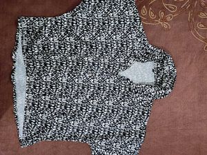 Patterned 3buttons crop top