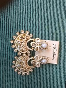 White Long Earnings With Pearls In The Middle