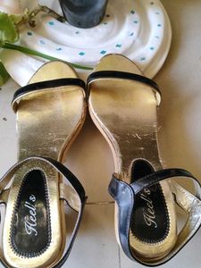 Heel&#39;s Black &amp; Gold Sandals