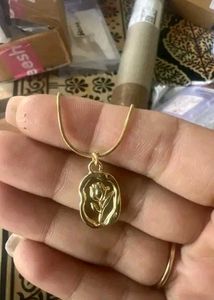 Gold Flower Pendant Necklace