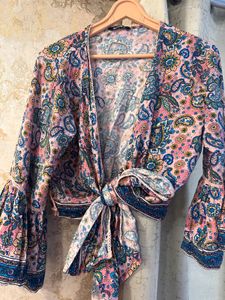 Beautiful Floral Tie Front Top, Bust-38/36