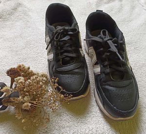 Black Sneaker.