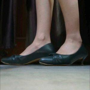 Chic Black Pointed Toe pumps