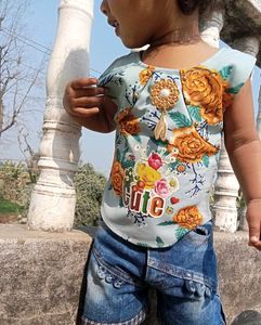 Small children&#39;s clothes are available in our shop