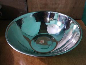 Set of 4 - New Non-used Stainless Steel Bowls