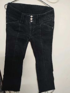 Black frayed hem capri jeans