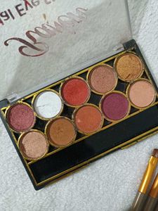 Eyeshadow Palette + 4 Eye Makeup Brushes