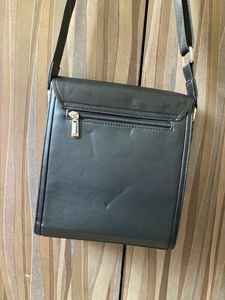 SLING BAG WITH MULTIPLE POCKETS