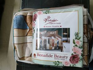 La Victoria 4Pc King Size Comforter Set