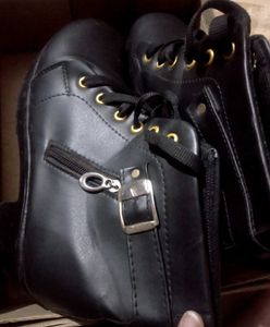 BOOTS 👠 FOR WOMEN ......