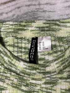 H&amp;M XS Green Patterned Crop Top