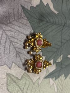 Its A Jewellery Set With Earrings And Mang Tikka