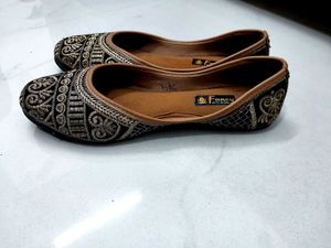 Elegant Embroidered Punjabi Juttis