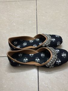 Rajasthani Floral Juttis