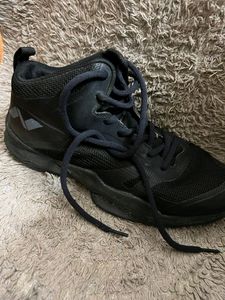 BASKETBALL SHOES