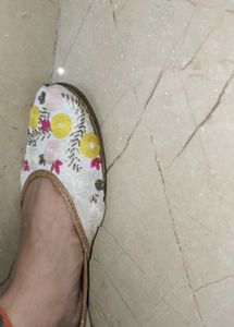 Floral Embroidered Juttis