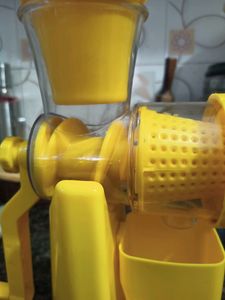 Portable Fruit and Vegetable Manual Hand Juicer