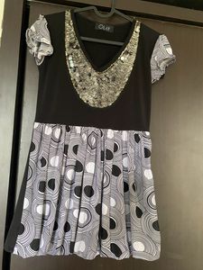 Stretchy Peplum type..Black & White Top