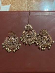 Main Earring Bech Rhi hu.golden Colours ki h.