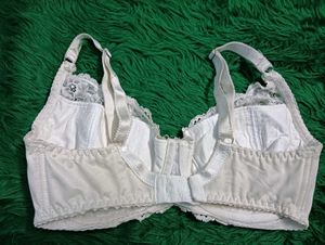 Elegant White Lace Bra🖤