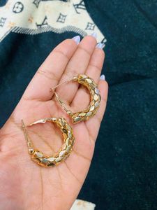 Gold-tone textured hoop earrings✨