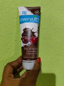 Everyuth Naturals Tan Removal Scrub 🩷