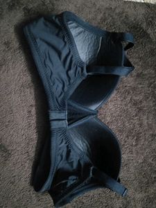 black paded t-shirt bra