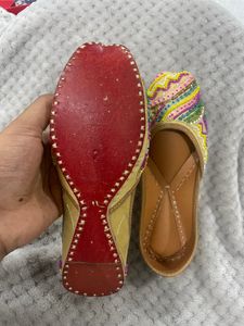 2 Girls Jutti(buy 1 500 buy 2@850)