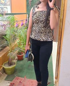 Women Stylish Sleevless Crop Tee
