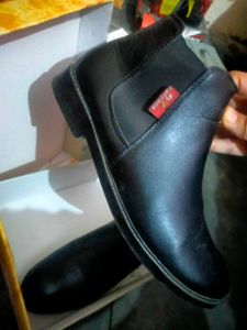 •Leather Chelsea boots •