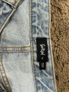 Light Wash Jeans - Modern Style