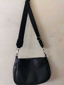 KOREAN BLACK SLING BAG