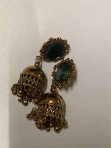 Jhumkaas