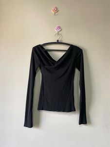 Black ribbed off-shoulder top 🖤