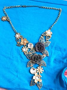 New Trending Necklace In Complete Good Condition.